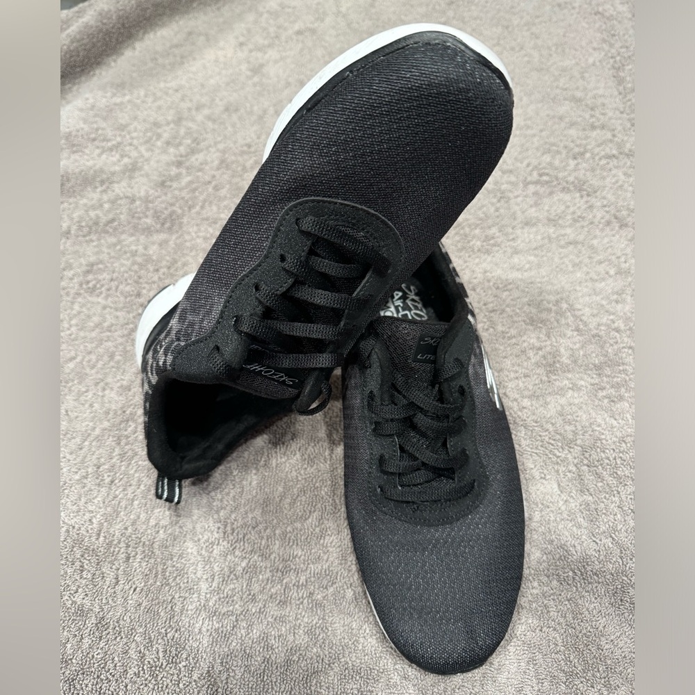 Skechers air cooled memory foam lite weight black leopard print sneaker size 7.5